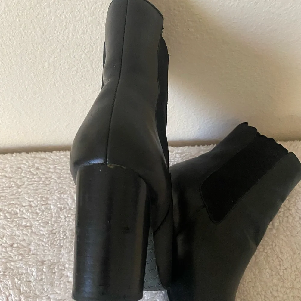 Tahari Garnet Women’s Black Leather Roundtoe Ankle Block Heel Boots Size 9.5 M - Picture 5 of 15